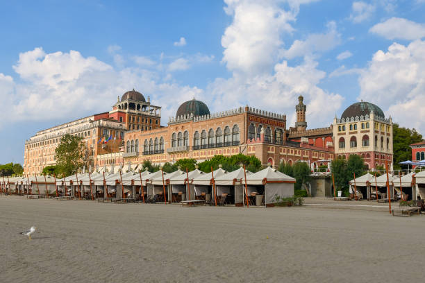 das hotel excelsior, historisches gebäude am meer, das filmstars während der internationalen filmfestspiele von venedig, lido di venezia, venetien, italien beherbergt - lido stock-fotos und bilder