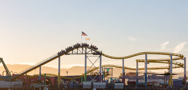 amusement park at sunset - santa monica pier beach panoramic santa monica imagens e fotografias de stock