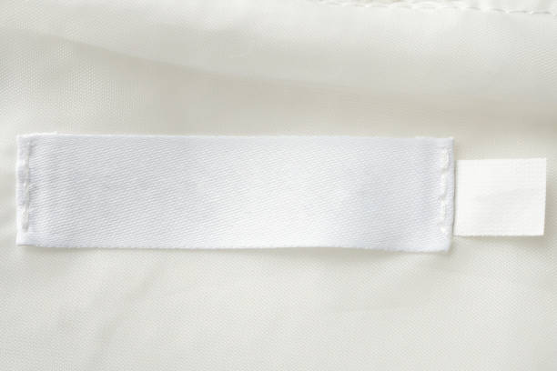 etiqueta de roupas brancas em branco em fundo de textura de tecido - label textile shirt stitch - fotografias e filmes do acervo