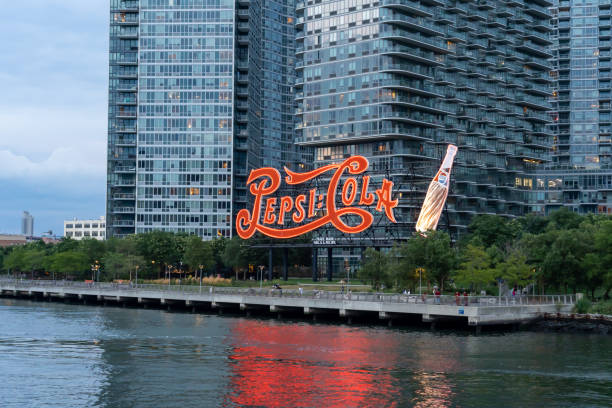 a placa da pepsi-cola vista de east river, manhattan, eua. - new york state new york city color image photography - fotografias e filmes do acervo