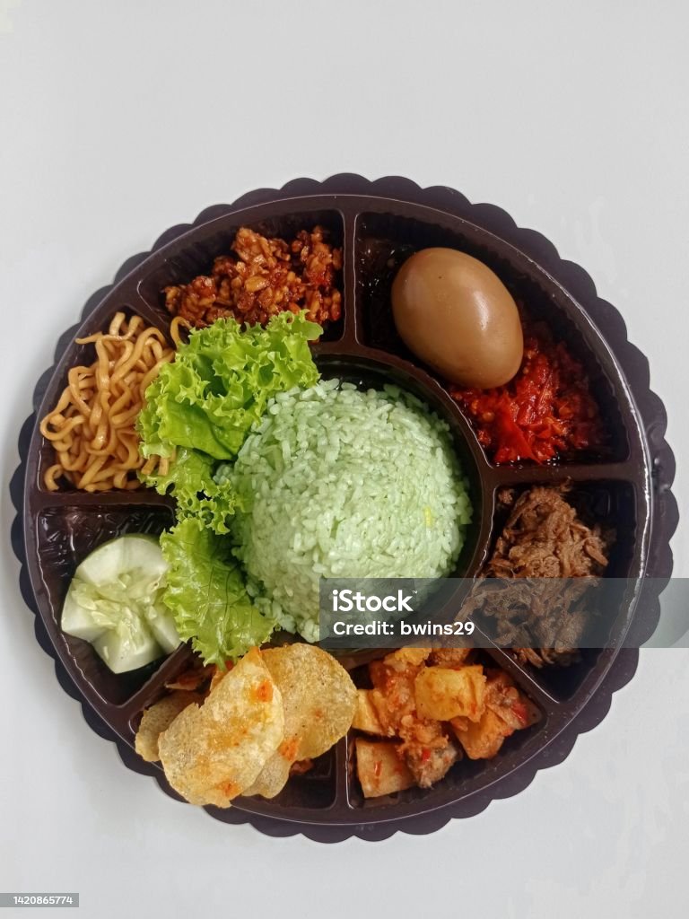 Nasi Tumpeng Mini Atau Nasi Bentuk Kerucut Kecil Yang Diisolasi Dengan