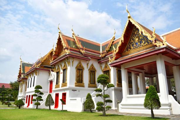 タイのバンコクにあるワット・ベンチャマボピット・デュシトワナラムの宮殿仏教僧侶。 - monk meditating thailand bangkok ストックフォトと画像