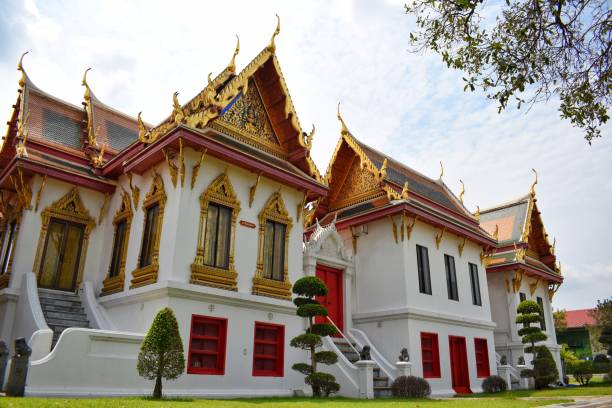 palacio monje budista de wat benchamabophit dusitwanaram en bangkok, tailandia. - monk meditating thailand bangkok fotografías e imágenes de stock