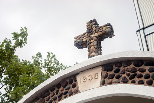 Horizontal crack on the wall depicting a cross. The split between the churches concept.