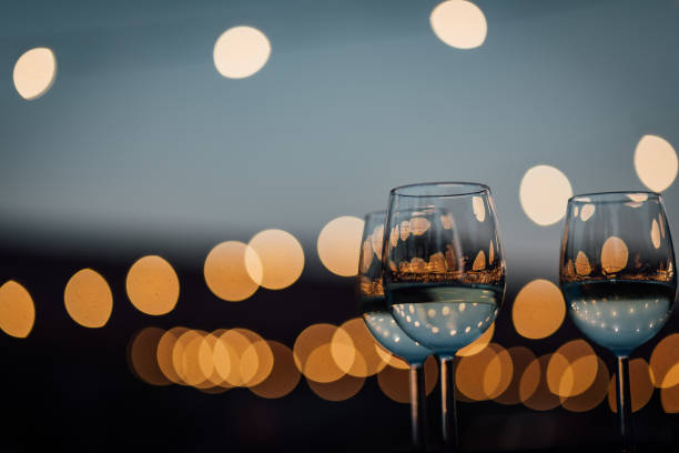 wine glass all'evento sociale con un bellissimo sfondo - glass bar relaxation red foto e immagini stock