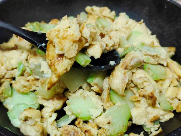 mescolare il chayote verde fritto con uovo - merleton foto e immagini stock