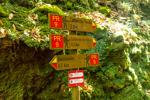 Señales en la ruta de senderismo junto a la cascada en Levada do Caldeirao Verde, Queimadas, Madeira photo