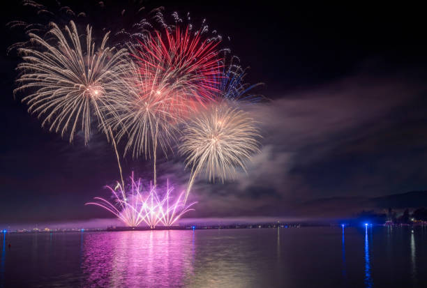 фейерверк на морском входе, ванкувер, британская колумбия - english bay flash стоковые фото и изображения