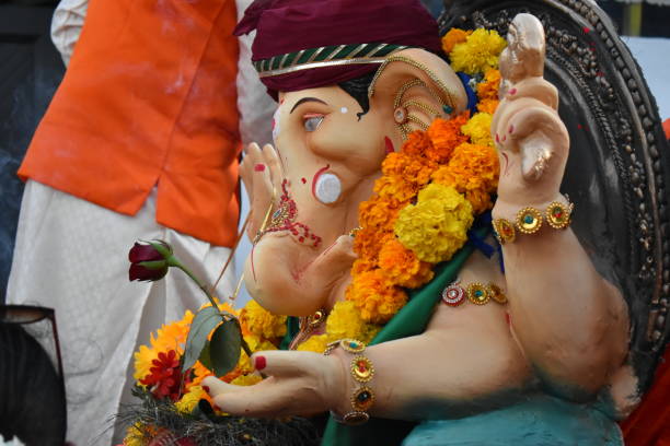 immagine di una statua del dio indiano ganesh durante ganesh chaturthi, noto anche come vinayaka chaturthi, o vinayaka chaviti o ganeshotsav un festival indù che commemora la nascita del dio indù ganesha. - ganesh himal foto e immagini stock