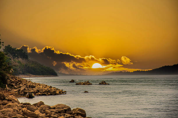 view of the mekong river and mountains, chiang khong, thailand - chiang khong imagens e fotografias de stock