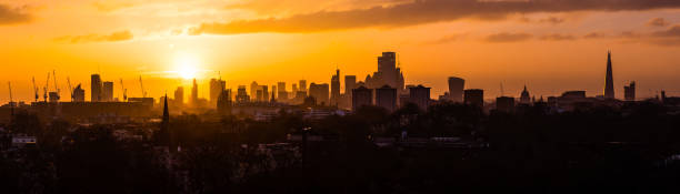 londyn złoty wschód słońca nad wieżowcem pejzaż miejski ikoniczne panoramy panoramy panorama - church steeple silhouette built structure zdjęcia i obrazy z banku zdjęć