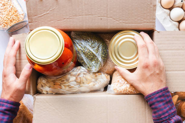 istock puts food in a donation box 1420929797