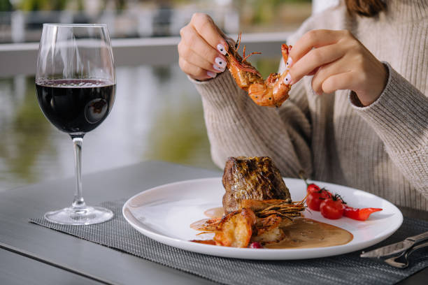 새우와 와인 한 잔을 곁들인 필렛 미뇽 - steak dinner lobster wine 뉴스 사진 이미지