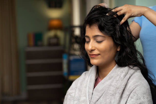 massaggio dei capelli della donna a casa, foto di repertorio - spa treatment head massage health spa healthy lifestyle foto e immagini stock