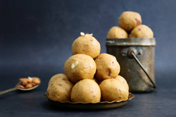 Indian Traditional Sweet Food Besan ke Laddu. Made using gram flour, sugar, and ghee. Indian festival sweet. Diwali faral or snacks. copy space. Gram flour sweet Ladoo. Indian Traditional Sweet Food Besan ke Laddu. Made using gram flour, sugar, and ghee. Indian festival sweet. Diwali faral or snacks. copy space. Gram flour sweet Ladoo. mithai stock pictures, royalty-free photos & images