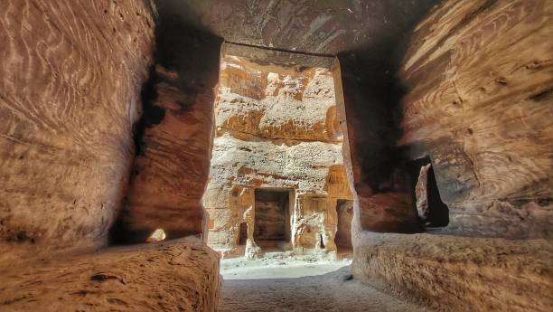 little petra, un sitio nabateo con edificios tallados en las paredes de los cañones de arenisca - siq al barid fotografías e imágenes de stock