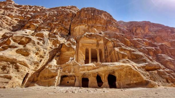 little petra, un sitio nabateo con edificios tallados en las paredes de los cañones de arenisca - siq al barid fotografías e imágenes de stock