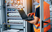 erwachsener-elektriker-bauingenieur-pr%C
