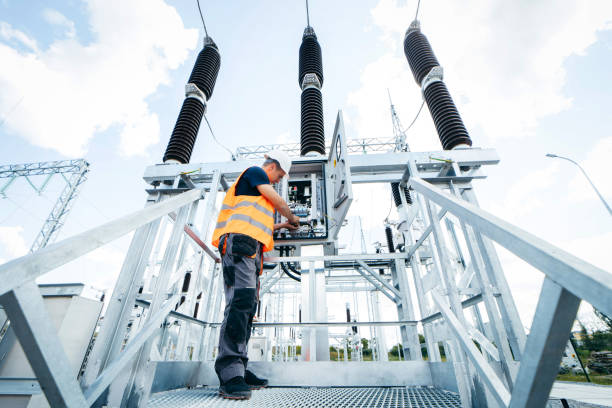 ingeniero eléctrico adulto inspecciona los sistemas eléctricos en el gabinete de control del equipo. instalación de estación eléctrica moderna - cable de energía eléctrica fotografías e imágenes de stock