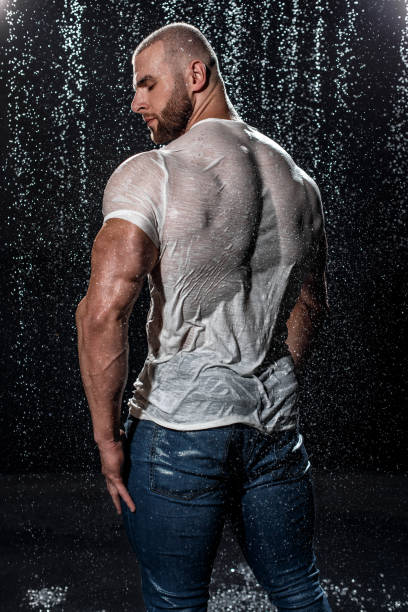 homme musclé sous la pluie en studio. mâle sexy dans les gouttes d’eau - men muscular build body building sensuality photos et images de collection