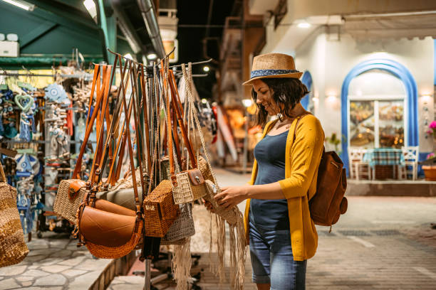 jeune femme touriste faisant du shopping au marché de rue - souvenir de vacances photos et images de collection