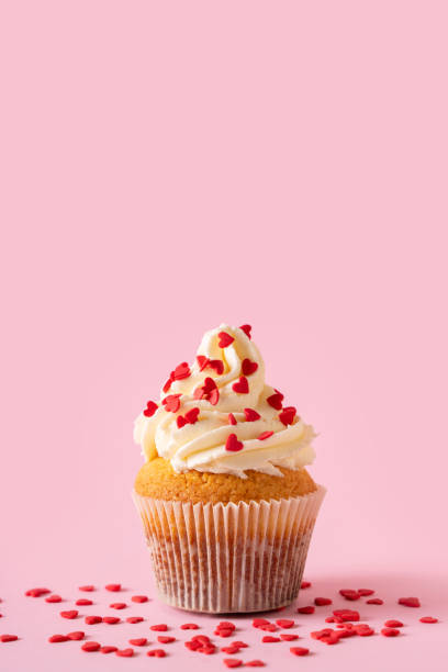 vanilla cupcakes close up on with confectionery sprinkles - birthday cupcake pastry baking imagens e fotografias de stock