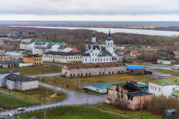 曇りの秋の日のトボリスク(ロシア、シベリア)の街の鳥瞰図。 - irtysh river ストックフォトと画像