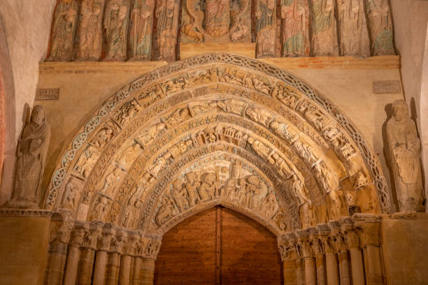 tímpano de la iglesia de mimizan, patrimonio de la humanidad en francia - mimizan fotografías e imágenes de stock