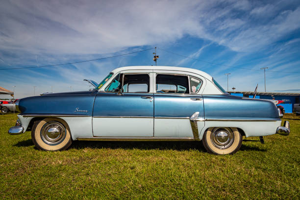 1954 plymouth savoy sedán - plymouth massachusetts fotografías e imágenes de stock