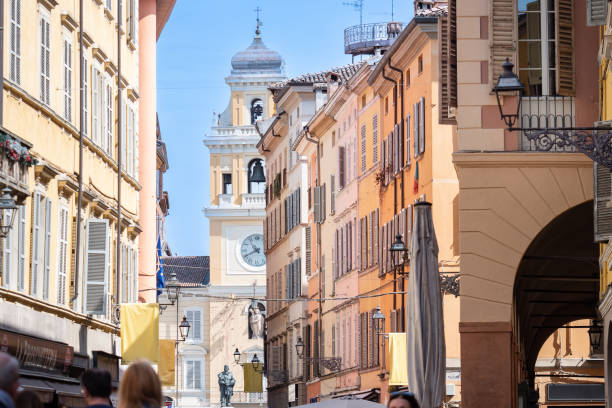 centre-ville de parme, via farini et la place centrale: piazza garibaldi, italie - parme photos et images de collection