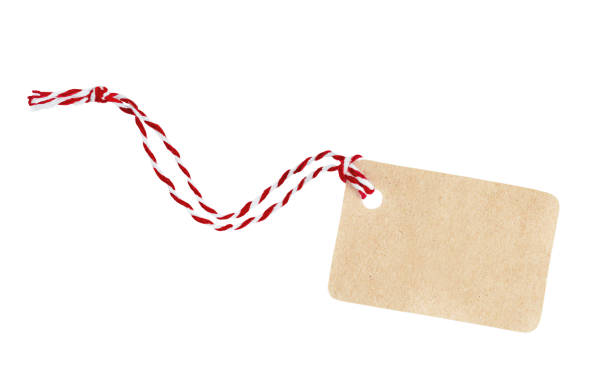une étiquette cadeau vide en papier artisanal brun avec une ficelle rayée rouge. isolé sur fond blanc - étiquette à cadeau photos et images de collection