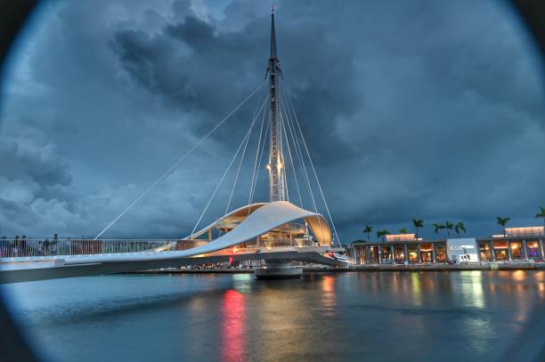 istock The night falls on the Great Harbor Bridge 1421029654