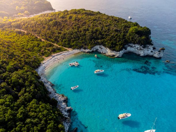 luftaufnahme der insel antipaxos in der nähe von korfu, griechenland. - bay stock-fotos und bilder