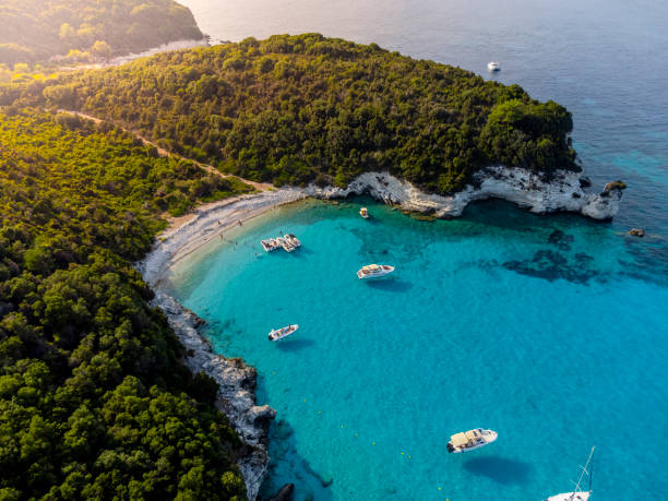 vista aérea de la isla de antipaxos cerca de corfú, grecia. - exotic location fotografías e imágenes de stock