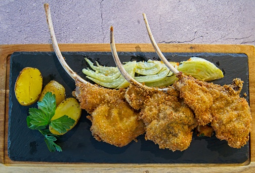 Breaded lamb chops with baby potates and fennel