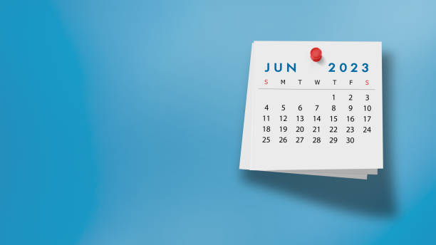 calendrier de juin 2023 sur bloc-notes sur fond bleu - calendar june time month photos et images de collection