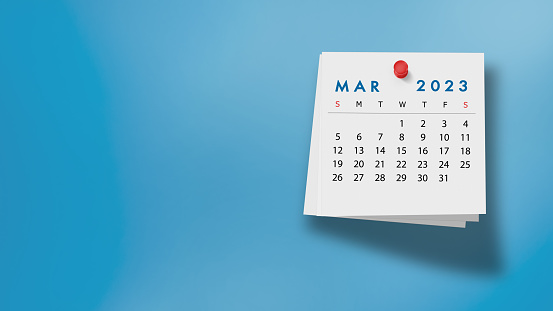 Calendario de marzo de 2023 en bloc de notas sobre fondo azul photo
