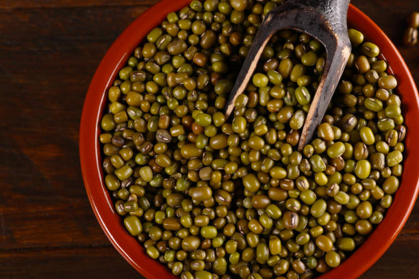 зеленая чечевица - green lentil стоковые фото и изображения