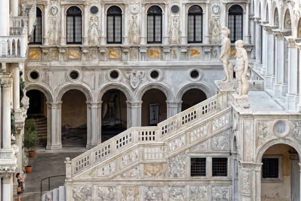 palazzo ducale con la scalinata scala dei giganti a venezia - doges palace palazzo ducale staircase steps foto e immagini stock
