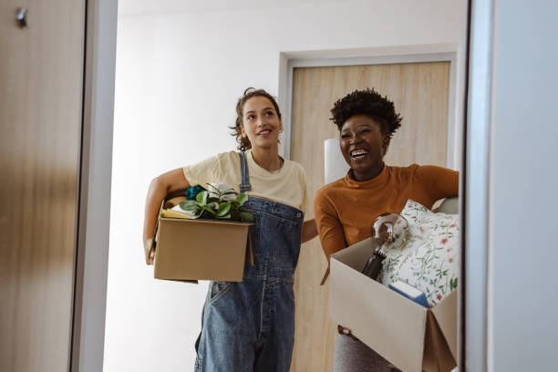istock Friends moving into a new apartment 1421047578