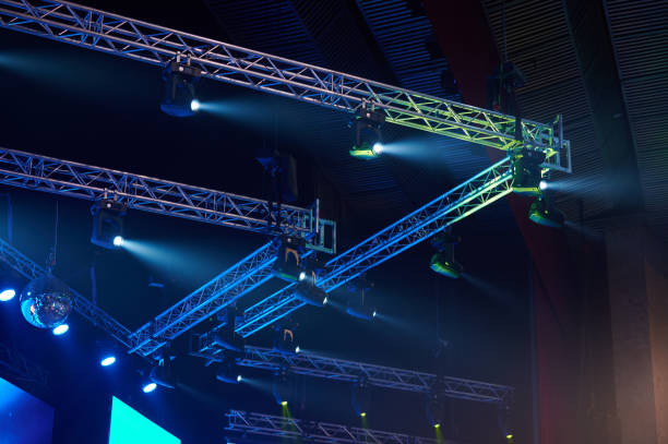 traliccio leggero sopra il palco con luce controllabile dinamica - popular music concert lighting equipment illuminated stage foto e immagini stock