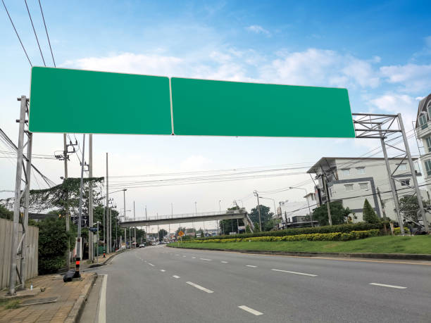 señal de carretera en tailandia - rock overhang fotografías e imágenes de stock