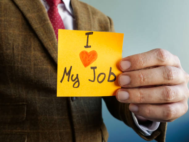 el hombre muestra signos de que amo mi trabajo. concepto de satisfacción de los empleados. - i love my job fotografías e imágenes de stock