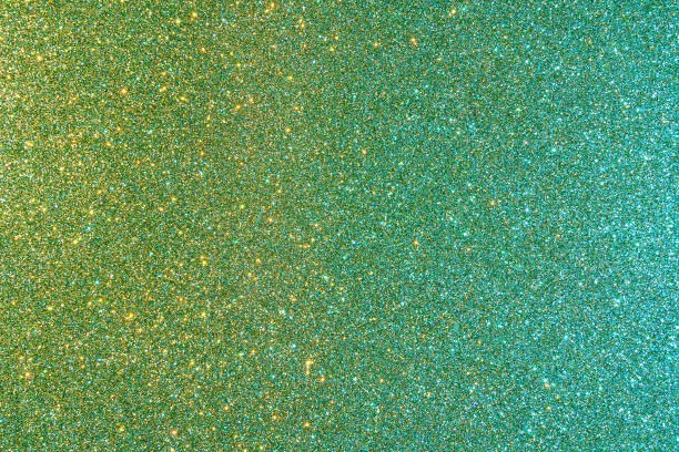 arrière-plan avec des étincelles. toile de fond avec des paillettes. surface texturée brillante. vert lime cyan foncé modéré - glister photos et images de collection