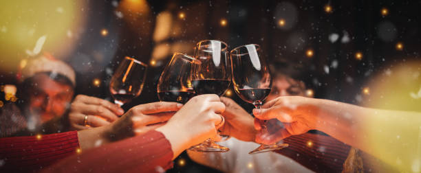 gruppo di famiglia felice che festeggia la festa di natale o capodanno con champagne a casa. vigilia riunione di famiglia incontro sogno nei festival di natale o capodanno. - wine foto e immagini stock