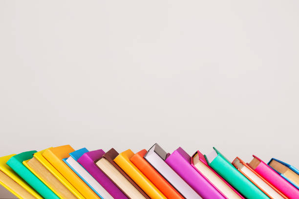 libros de colores sobre fondo claro. educación. escuela - vibrant color empty stack heap fotografías e imágenes de stock