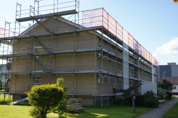 vue de face et de côté sur un immeuble résidentiel en suisse avec échafaudage et filet de protection. - restoring repairing house built structure photos et images de collection