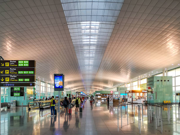 le terminal t1 de l'aéroport de barcelone-el prat - entrance hall flash photos et images de collection