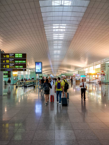 le terminal t1 de l'aéroport de barcelone-el prat - entrance hall flash photos et images de collection