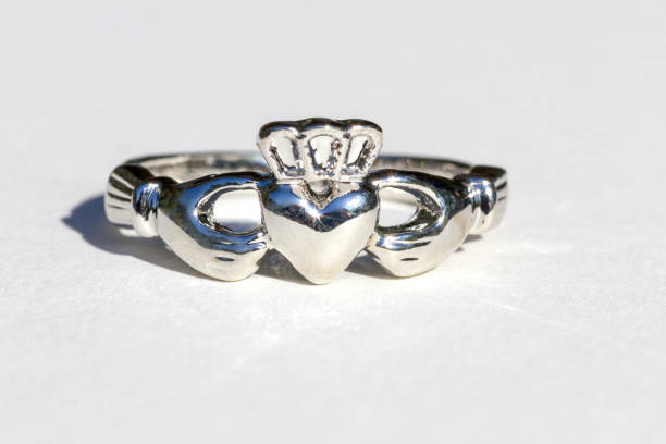 claddagh ring. traditioneller irischer ring in form von zwei händen, die ein herz halten. - 3149 stock-fotos und bilder